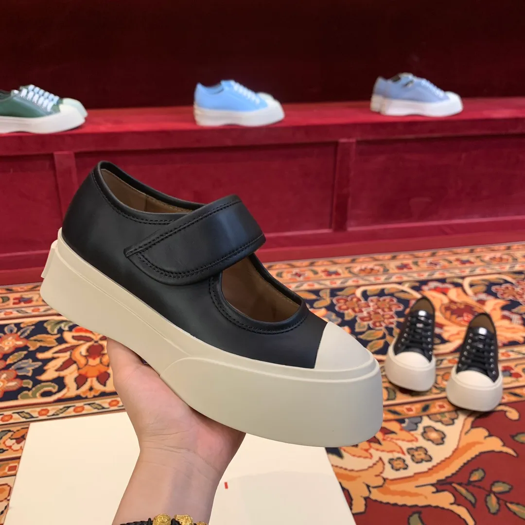 👟👟Ex-factory price 480👟👟 Marni Marni large-toe thick-soled Mary Jane shoes Marni is an independent designer brand from Italy. It has quickly become another big dark horse in the international fashion industry. Zhao Lusi and Song Zuer have the same Velcro large-toe shoes. It took 2 and a half months to purchase 5 pairs of originals, cut them open, open the bottom mold, decide on the materials, and tried again and again, and changed again and again. At present, the material, shape, lines, and outsole are almost the same as the original ones. Even the smell of cowhide is the same, so our shoes never put fragrance in them. The original cowhide smell is unique. 🐂Fabric: imported Bengal cowhide, matte and textured 🐂Inner: semi-matte cowhide, zero color difference 🐂Outsole: Original molded TU👟👟Ex-factory price➕👟👟Ex-factory price U foam 🪄Number of codes: 35 36 37 38 39 40